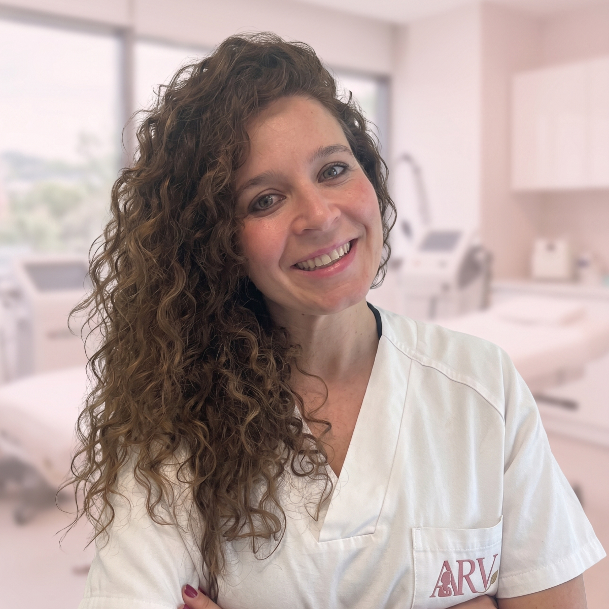 Alejandra R. Vargas, enfermera dermoestética en Granada especializada en tratamientos faciales y cuidado de la piel